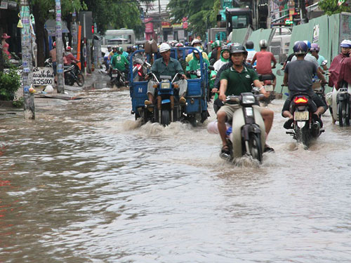 Mưa như trút nước ngày cuối tuần, đường phố lại ngập - 4