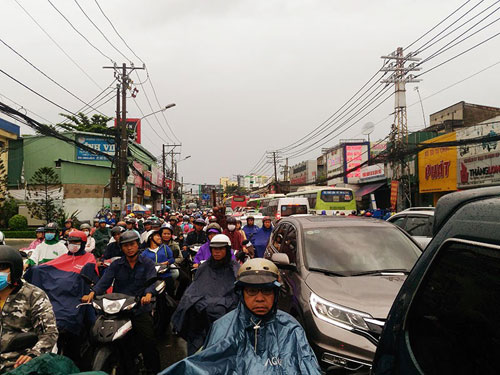 Mưa như trút nước ngày cuối tuần, đường phố lại ngập - 5