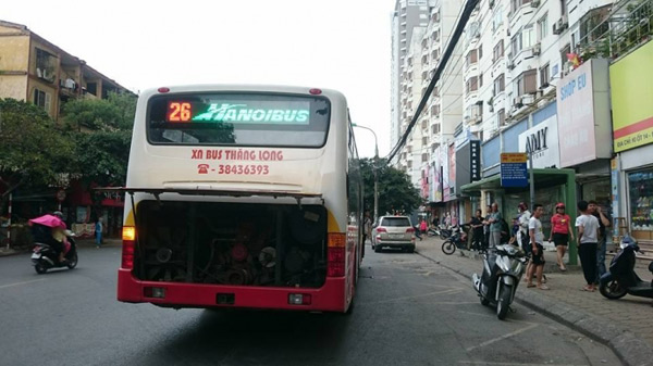 Giận người yêu ném vỡ kính xe buýt, một hành khách vỡ đầu - 3