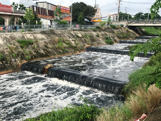 Cận cảnh nước đen đặc quánh, sùi bọt dưới kênh Ba Bò - 2