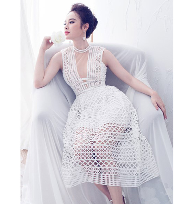 Váy lưới xuyên thấu là một trong những thiết kế rất được lòng người đẹp. 