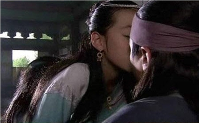 Năm 11 tuổi, Sulli tiếp tục diễn cảnh khóa môi trong “Bản tình ca Suh Dong”.