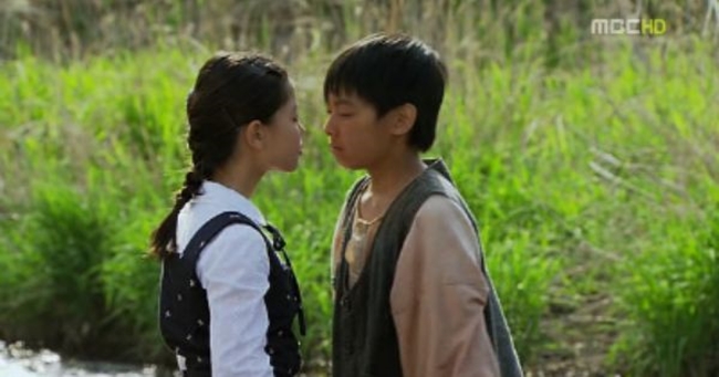 Trong phim, diễn viên sinh năm 1999 vào vai Soo-yeon lúc nhỏ. Dù còn nhỏ nhưng Joo Jung đóng cảnh hôn rất “ngọt”.