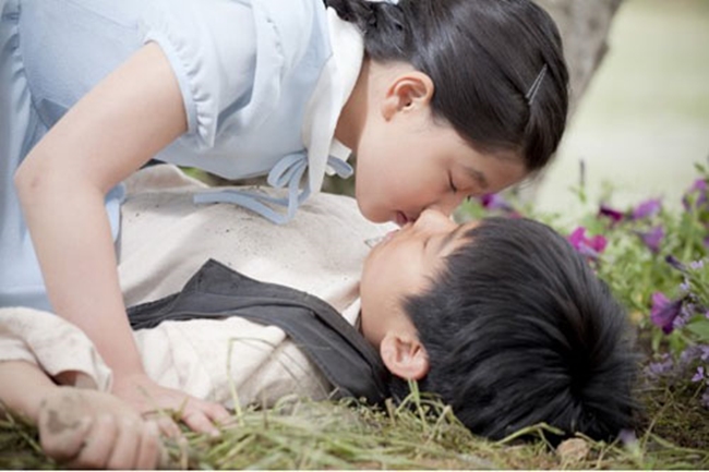 Kim Joo Jung và cảnh hôn bạn diễn trong “Road No.1.”.