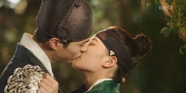 Phim kể về chuyện tình của thế tử Lee Yeong (Park Bo Gum) và cô nàng Hong Ra On giả làm thái giám.