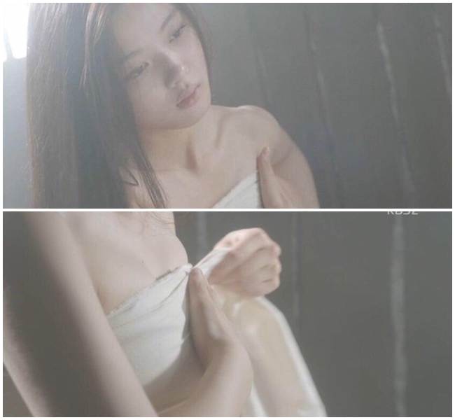 Ngoài những cảnh hôn lãng mạn, cảnh tắm nhạy cảm của Kim Joo Jung mới là điều gây tranh cãi. Trong phim, cô bé 16 tuổi chỉ quấn quanh người một chiếc khăn tắm mỏng để lộ vòng một lấp ló.