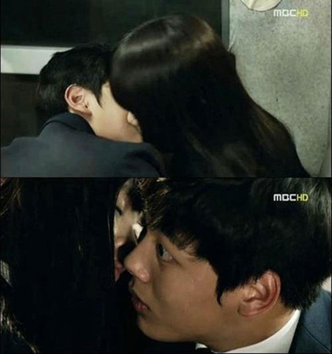 Cô bé có nụ hôn đầu với bạn diễn Yeo Jin Goo trong phim “Missing You”, khi đó Kim So Hyun mới 13 tuổi. Dù chỉ là cảnh hôn phớt song cả hai từng cho biết rất ngại ngùng do phải quay lại nhiều lần.