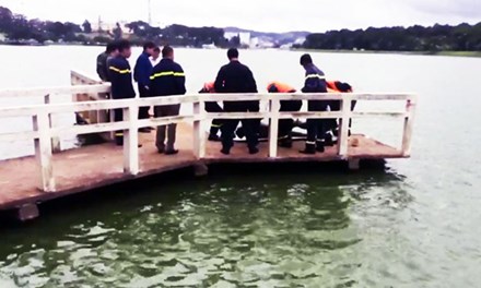 Hoảng hồn phát hiện xác chết trên hồ Xuân Hương - 1
