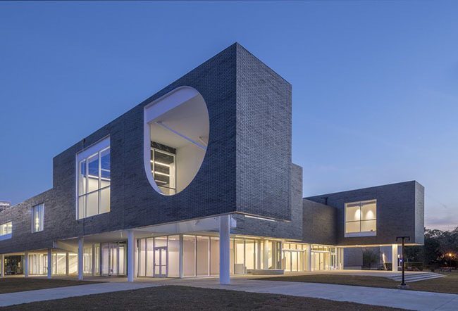 1. Trung tâm Nghệ thuật Moody, Đại học Rice có tổng trị giá lên tới 30 triệu đô la. Được thiết kế với kiến trúc gạch ngói 2 lớp vô cùng ấn tượng, đây là tác phẩm của kiến trúc sư Michael Maltzan.