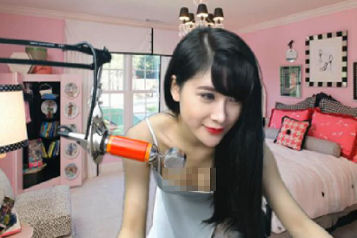 Mỹ nữ lạm dụng livestream: Người hớ hênh muối mặt, kẻ bị chửi gạ tình - 9