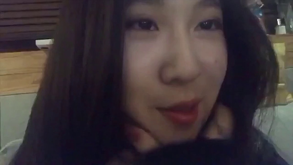 Mỹ nữ lạm dụng livestream: Người hớ hênh muối mặt, kẻ bị chửi gạ tình - 2