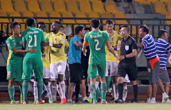 V-League 2017: Trọng tài &#34;vô cảm&#34; - 1