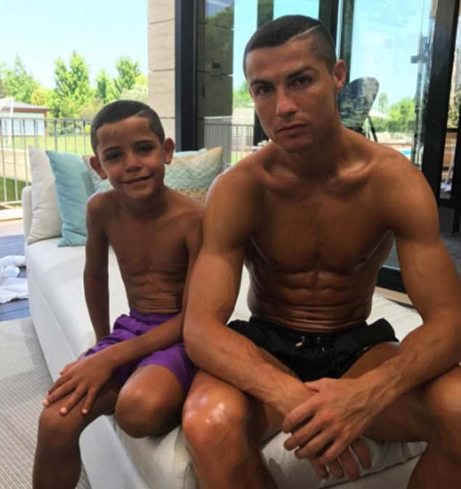 Ronaldo cắt tóc cho con, không màng tin đồn đẻ sinh đôi - 1