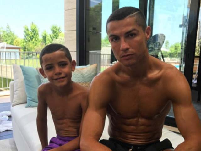 Ronaldo cắt tóc cho con, không màng tin đồn đẻ sinh đôi
