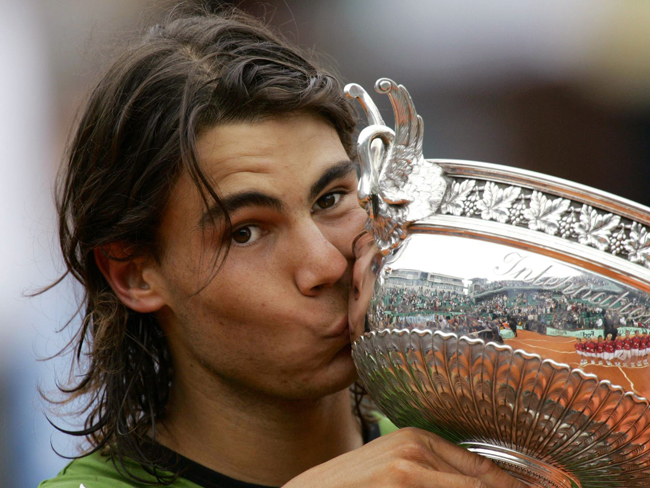 2005 - Nadal đánh bại Mariano Puerta (Argentina) với tỉ số 6-7 (6-8), 6-3, 6-1, 7-5 để lần đầu tiên đăng quang tại Roland Garros.

