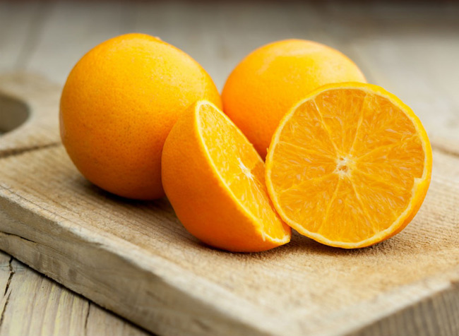 8. Cam, quýt được biết đến nhiều nhất như là loại trái cây giàu vitamin C. Không chỉ vậy, 1 trái cam lớn cũng cung cấp 74 mg canxi.