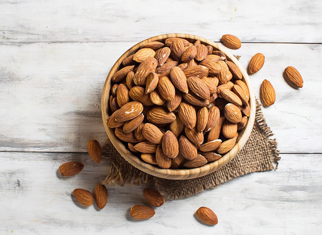 9. Hạnh nhân chứa lượng canxi, chất xơ và chất béo đơn bão hòa giúp làm giảm lượng cholesterol xấu.