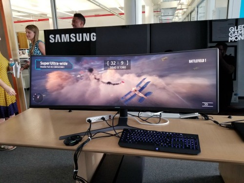 Samsung ra mắt màn hình chơi game cong siêu ấn tượng - 1