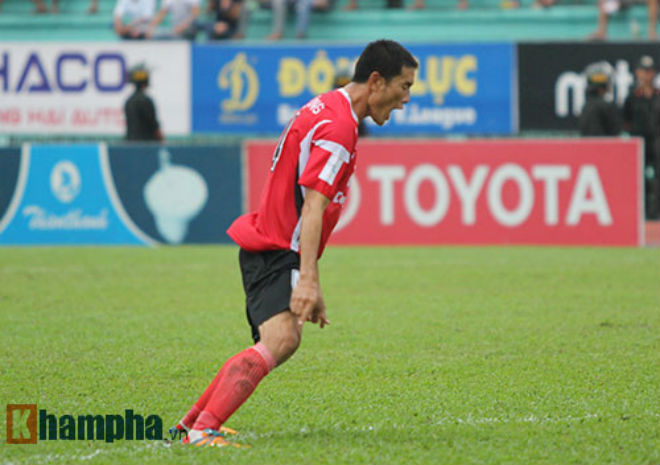 Chí Công &#34;triệt hạ&#34; tuyển thủ U20 Việt Nam, VFF phạt nặng - 1
