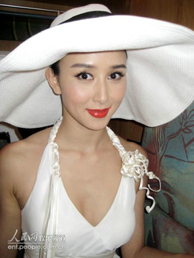Mỹ nhân cổ trang Hồ Tịnh từng đảm nhận vai nữ vương Tây Lương trong “Tề thiên đại thánh Tôn Ngộ Không” năm 2002.