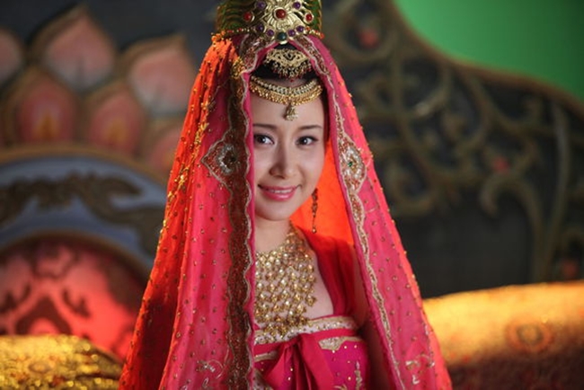 Thư Sướng được nhà sản xuất Trương Kỷ Trung giao vai diễn nữ vương Tây Lương trong “Tây du ký” 2012.
