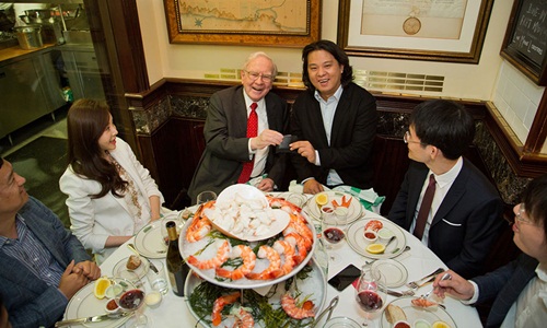 Muốn dùng bữa cùng Warren Buffet, bạn chỉ cần bỏ ra 61 tỷ thôi! - 2