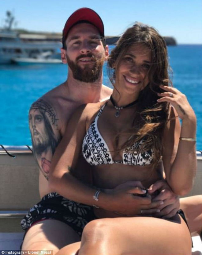 Messi &#34;bù khú&#34; cùng Suarez - Fabregas, đội WAG khoe vẻ quyến rũ - 8