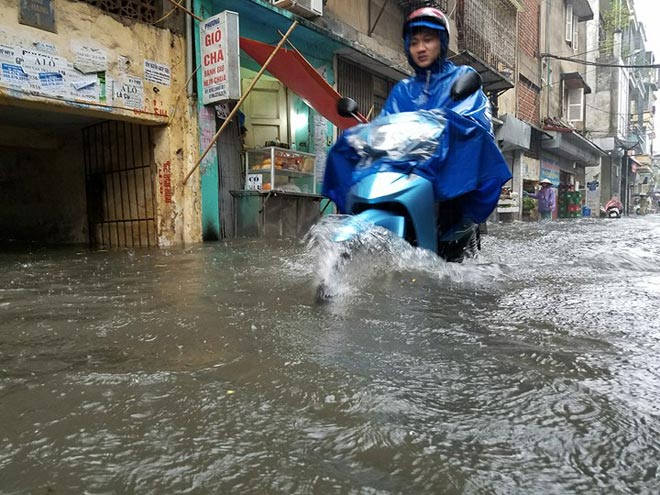 HN: Mưa ngập trắng đường, dân loay hoay tìm lối thoát - 2