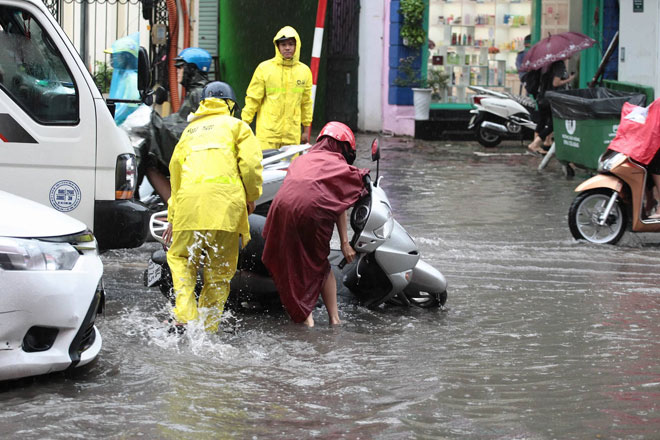 HN: Mưa ngập trắng đường, dân loay hoay tìm lối thoát - 6