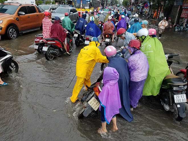 HN: Mưa ngập trắng đường, dân loay hoay tìm lối thoát - 8