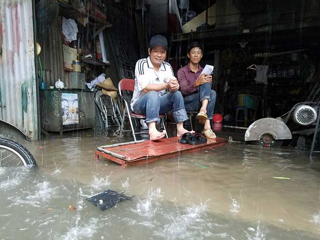 HN: Mưa ngập trắng đường, dân loay hoay tìm lối thoát - 4