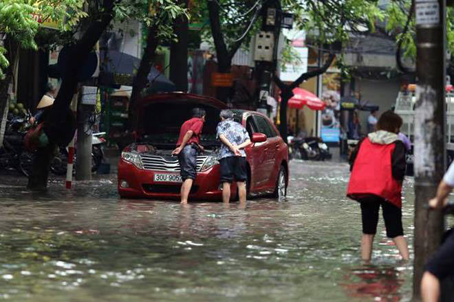 HN: Mưa ngập trắng đường, dân loay hoay tìm lối thoát - 10