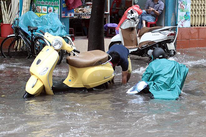 HN: Mưa ngập trắng đường, dân loay hoay tìm lối thoát - 9