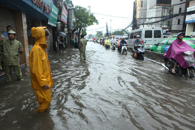 HN: Mưa ngập trắng đường, dân loay hoay tìm lối thoát - 15