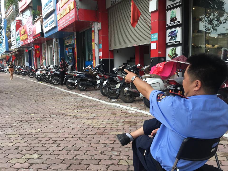 Clip: Cô bé khóc thét vì mẹ bị người đàn ông đánh dã man giữa đường - 2