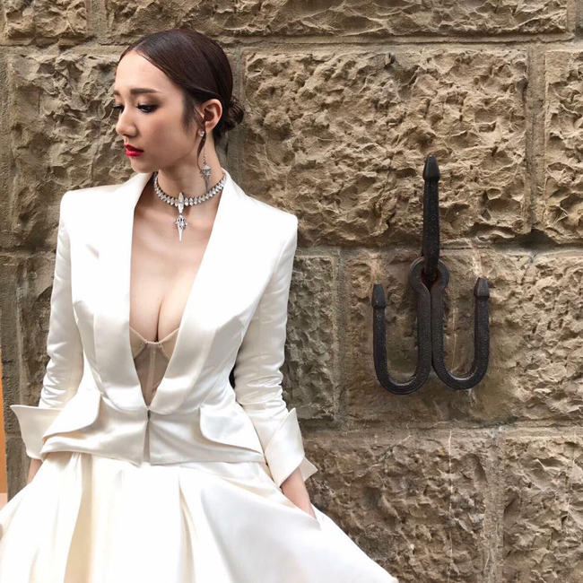 Nữ diễn viên nổi tiếng của đài TVB Hồng Kông Vương Quân Hinh mới đây tuyên bố sẽ tổ chức hôn lễ vào tháng 7 tới. Trước đó cô là ngôi sao nổi tiếng với tuyên bố gây sốc. Cô khẳng định quyết giữ trinh tiết trước khi lên xe hoa về nhà chồng.