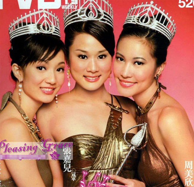 Vương Quân Hinh đoạt ngôi Á hậu 1 cuộc thi Hoa hậu Hồng Kông năm 2007. Cô chụp cùng Hoa hậu Trương Gia Hân và Á hậu 2 tại cuộc thi này.