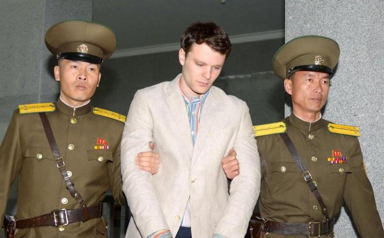 Triều Tiên bất ngờ thả công dân Mỹ bị tù khổ sai 15 năm - 1