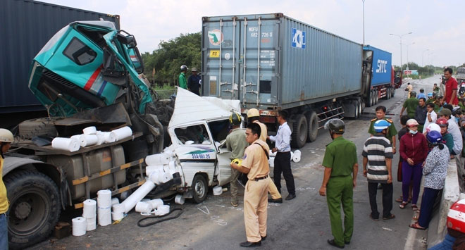 2 người tử vong tại dốc cầu “chết chóc” ở Sài Gòn - 7