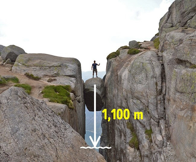 Cao nguyên Kjerag, Na Uy: Phần lớn du khách tới Kjerag không chỉ để ngắm phong cảnh vịnh mà còn khám phá tảng đá nổi tiếng Kjeragbolten, nằm giữa hai bức tường đá dựng đứng. Du khách chỉ có thể tới đây bằng thiết bị leo núi, nhưng hãy cẩn thận vì dưới tảng đá là vực sâu 1.110 m.