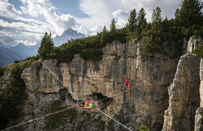 Mắc võng trên không, núi Alps: Tại hẻm núi Monte Piana ở Italia, những người đam mê mạo hiểm có thể trải nghiệm cảm giác nằm nghỉ trên võng giữa không trung cách mặt đất khoảng 100m.