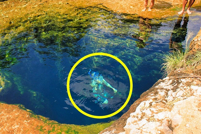 Giếng Jacob’s, Mỹ: Hang động dưới nước với đường kính 4m có thể được tìm thấy tại Wimberley, bang Texas. Hang có hướng dựng đứng sâu vài chục mét trước khi rẽ nhánh dưới nước.