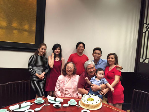 Khánh Thi bị "soi" khi đứng cạnh bố mẹ chồng trẻ đẹp giàu có - 2