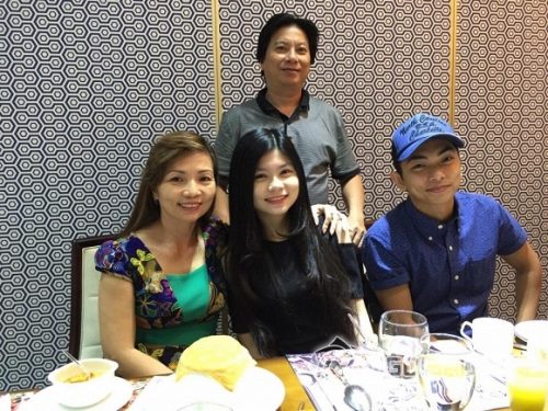 Khánh Thi bị "soi" khi đứng cạnh bố mẹ chồng trẻ đẹp giàu có - 3