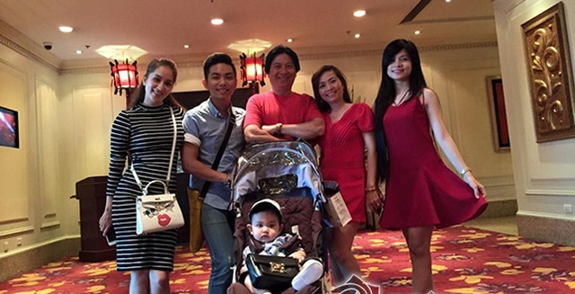 Khánh Thi bị "soi" khi đứng cạnh bố mẹ chồng trẻ đẹp giàu có - 5