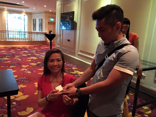 Khánh Thi bị "soi" khi đứng cạnh bố mẹ chồng trẻ đẹp giàu có - 6