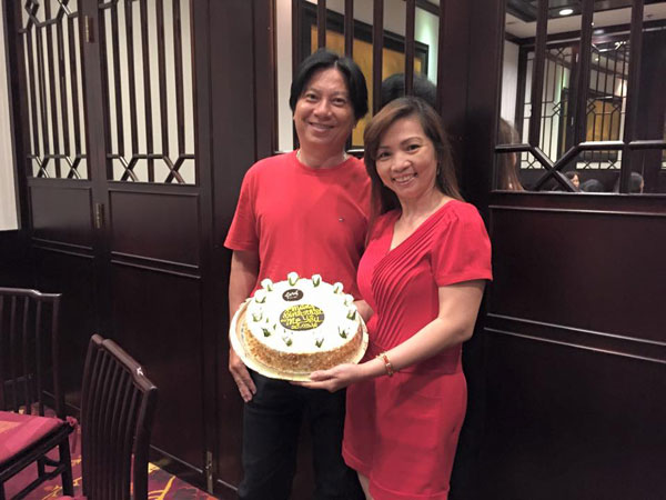 Khánh Thi bị "soi" khi đứng cạnh bố mẹ chồng trẻ đẹp giàu có - 9