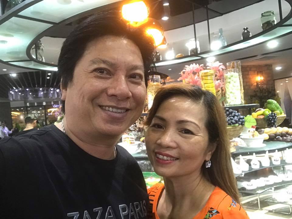 Khánh Thi bị "soi" khi đứng cạnh bố mẹ chồng trẻ đẹp giàu có - 11