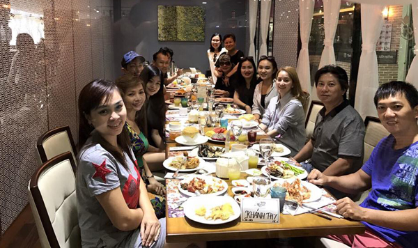 Khánh Thi bị "soi" khi đứng cạnh bố mẹ chồng trẻ đẹp giàu có - 2