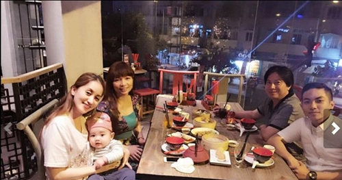 Khánh Thi bị "soi" khi đứng cạnh bố mẹ chồng trẻ đẹp giàu có - 3